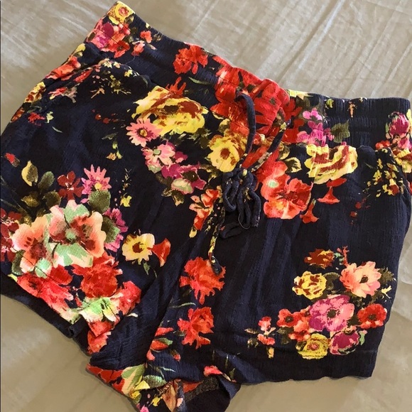 LOVE TREE Floral Shorts Size Large - Picture 5 of 6